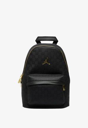 Zaino nero con motivo testurizzato, accessori dorati e tasca frontale con cerniera. Presenta un design arrotondato e una maniglia superiore per il trasporto.