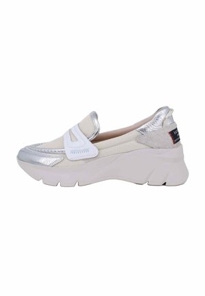 Sneaker con tomaia in rete bianca e accenti metallici argento, dotati di suola imbottita e bande elastiche per una vestibilità sicura.