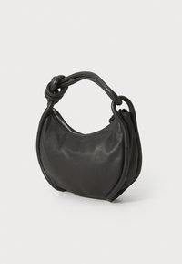 Borsa a tracolla in pelle nera con forma arrotondata, manico annodato e finitura testurizzata. Presenta una chiusura con zip lungo il bordo superiore.