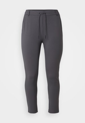 Pantaloni sportivi gri cu talie ajustabilă, croi tapered, textură netedă și design până la glezne.