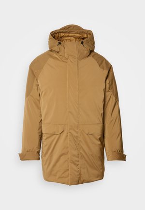 Giacca puffer khaki con cappuccio, dotata di zip frontale, due grandi tasche frontali e toppe rinforzate sulle spalle. Texture liscia.