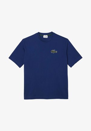 Granatowy T-shirt z krótkim rękawem, okrągłym dekoltem i małym zielonym logo krokodyla na lewej piersi.