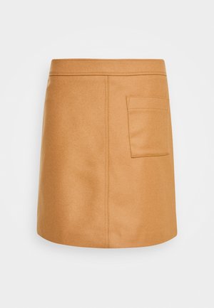 Tan A-lijn rok gemaakt van een gladde stof, met een achterzak en schone stiksels aan de randen. Minimalistisch ontwerp in een effen kleur.