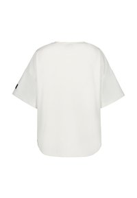 Maglietta bianca over-size con maniche corte, orlo posteriore arrotondato e design minimalista. Tessuto morbido senza motivi o dettagli visibili.