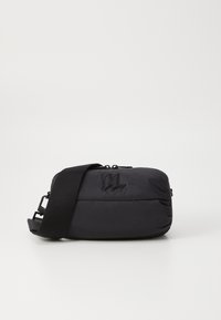 Borsa a tracolla nera in nylon con una texture liscia, chiusura con zip, tracolla regolabile e dettaglio logo impresso sul davanti.