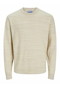 Beżowy sweter z długim rękawem o teksturowanym wzorze, okrągłym dekolcie i ściągaczach przy mankietach. Wykonany z miękkiej tkaniny z jaśniejszymi i ciemniejszymi wariacjami przędzy.