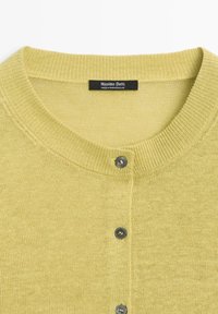 Cardigan tricoté vert clair avec encolure ronde, col côtelé et trois boutons noirs visibles sur le devant, étiqueté "Massimo Dutti".