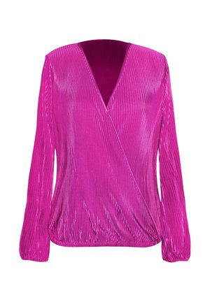 Blusa envolvente de manga larga en fucsia con un escote en V profundo, que presenta pliegues verticales y un dobladillo fruncido, hecha de una tela brillante y texturizada.