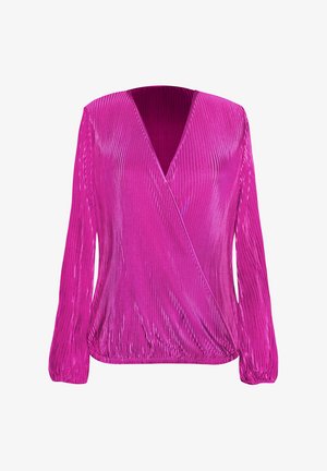 Blusa avvolgente fucsia a maniche lunghe con scollo a V profondo, caratterizzata da pieghe verticali e orlo arricciato, realizzata in un tessuto lucido e strutturato.