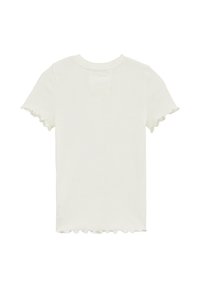 Bijela rebrasta majica kratkih rukava s rubovima nalik na salatu na rukavima i donjem dijelu, prikazana ravno na bijeloj pozadini.