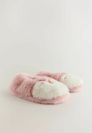 Lyserøde, fluffy hjemmesko med en blød hvid faux fur tådetalje. Rund form med en luksuriøs tekstur, designet til indendørs brug.