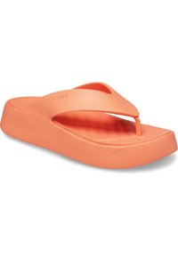 Chancla naranja con una plantilla acolchada, hecha de material ligero, con un diseño de tira entre los dedos y una superficie texturizada.