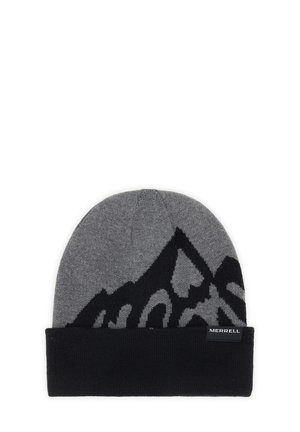 Gorro de punto gris y negro con puño negro doblado y patrón de montaña, con una pequeña etiqueta de la marca Merrell en el puño.