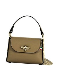 Kleine beigefarbene Lederhandtasche mit einem schwarzen Akzent, ausgestattet mit einem goldenen Bienenemblem, abnehmbarem goldenen Kettenriemen und einem Charm mit der italienischen Flagge.