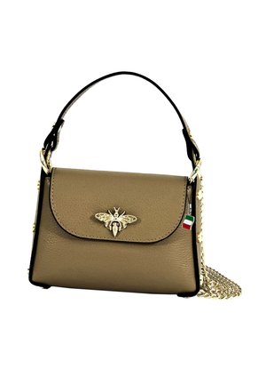 Petit sac à main en cuir beige avec un accent noir, présentant un emblème de abeille doré, une bandoulière en chaîne dorée amovible et un charme drapeau italien.