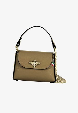 Petit sac à main en cuir beige avec un accent noir, présentant un emblème de abeille doré, une bandoulière en chaîne dorée amovible et un charme drapeau italien.