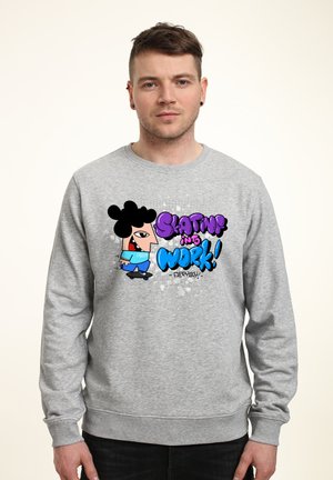 Grå fleece sweatshirt med et farverigt grafik af en tegneseriefigur, der skateboarder med teksten "Skating into Work!" i fede bogstaver.