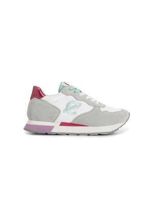Sneaker in suede grigia e pelle bianca con lacci menta, tallone bordeaux e suola a righe rosa e bianca. Presenta un logo ricamato sul lato.