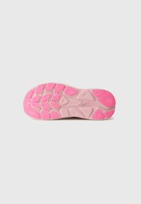 Hoka-sko med rosa gummisåle, med mønstre og konturer for grep. Jevnt, slitesterkt materiale.