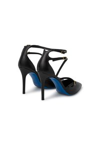 Scarpe nere in pelle con tacco alto e punta affilata, con cinghie incrociate e fibbie dorate. La soletta blu aggiunge un contrasto.