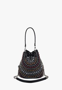 Borsa a secchiello in pelle nera con borchie decorative in metallo argento, oro e rosso. Presenta una tracolla a catena e una chiusura con coulisse.