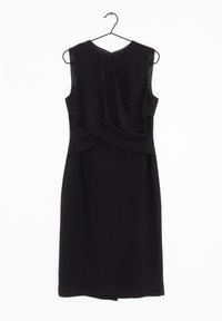 Musta ilmanhihaisuus mekko, jossa on drapatussa etuosassa yksityiskohtia, pyöreä kaula-aukko, polviin ulottuva helma ja piilotettu takavetoketju. Suuri kankaankoe.