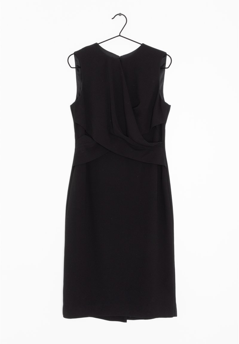 Musta ilmanhihaisuus mekko, jossa on drapatussa etuosassa yksityiskohtia, pyöreä kaula-aukko, polviin ulottuva helma ja piilotettu takavetoketju. Suuri kankaankoe.