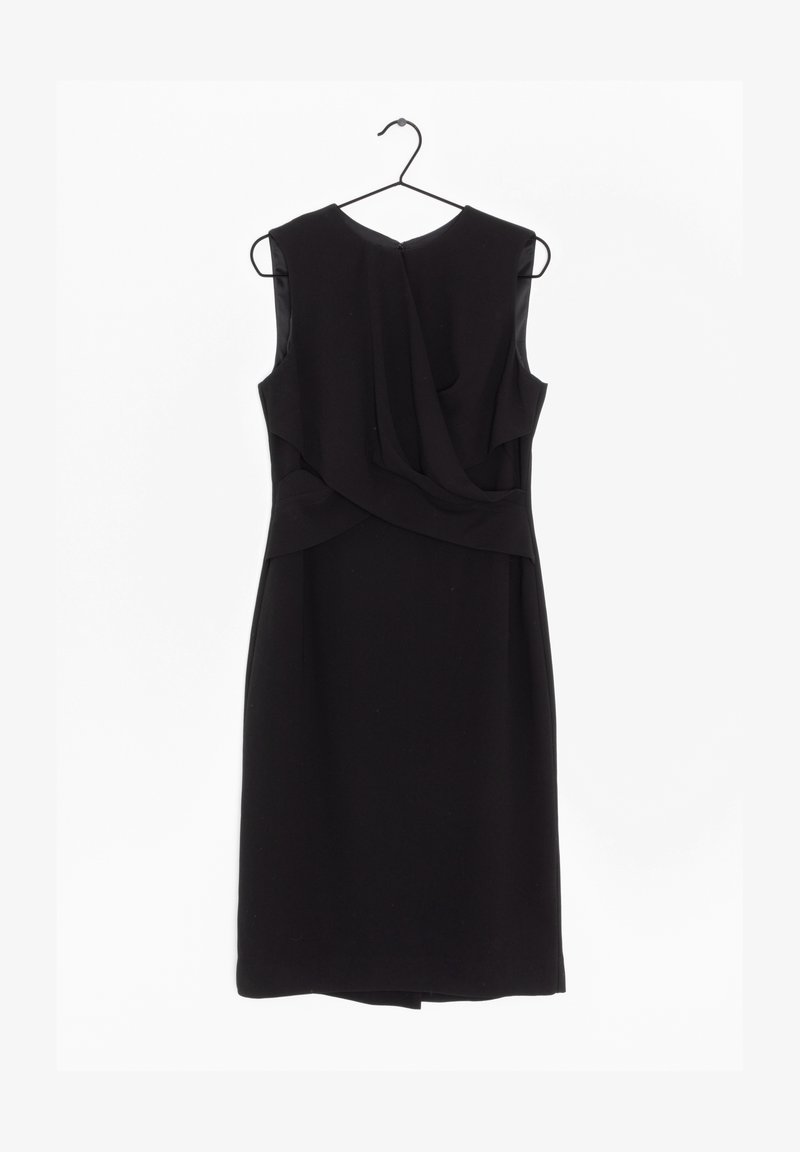 Musta ilmanhihaisuus mekko, jossa on drapatussa etuosassa yksityiskohtia, pyöreä kaula-aukko, polviin ulottuva helma ja piilotettu takavetoketju. Suuri kankaankoe.