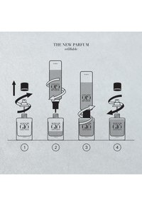 Vierstappen-diagram die laat zien hoe je Acqua di Giò parfum bijvult door de spraydop te verwijderen, de navulling ondersteboven in te brengen, te draaien om te bevestigen en de dop terug te plaatsen.