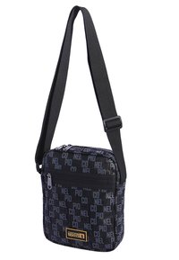 Bolso cruzado negro hecho de tejido duradero, con un diseño estampado, cierre con cremallera y correa ajustable. Acento del logo en dorado en la parte delantera.