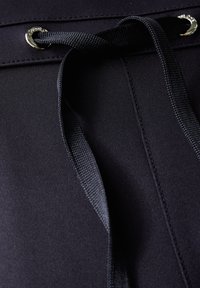 Pantaloni sportivi navy con superficie testurizzata, cordino nero regolabile e dettagli in occhietti argentati per una chiusura sicura.