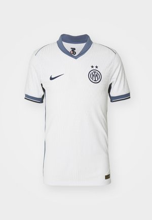 Witte voetbalshirt met een marineblauwe kraag. Kenmerkt zich door een gestructureerde stof, korte mouwen en een logo met twee sterren op de voorkant.