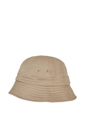 Beżowy kapelusz typu bucket z tkaniny, z przeszywanym rondem i dwoma małymi otworami wentylacyjnymi po każdej stronie.