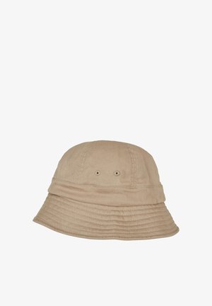 Beżowy kapelusz typu bucket z tkaniny, z przeszywanym rondem i dwoma małymi otworami wentylacyjnymi po każdej stronie.