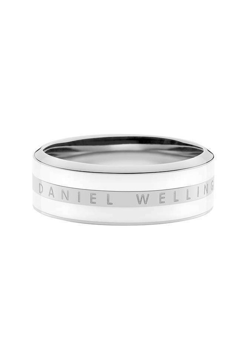 Silberner und weißer Ring mit einer glatten, glänzenden Oberfläche. Eingraviert "DANIEL WELLING" auf einem matten Band, mit rundem Form.