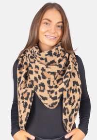 Leoprint-Schal aus weichem, hellbraunem Stoff mit schwarzen Flecken. Übergroße dreieckige Form, die sich um den Hals legt. Texturiert und warm.