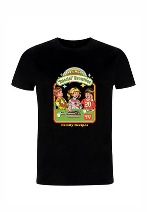 Camiseta negra con un gráfico retro que muestra a tres niños, texto "Vamos a hacer brownies 'especiales'" y detalles como una bandeja para hornear y bebidas.