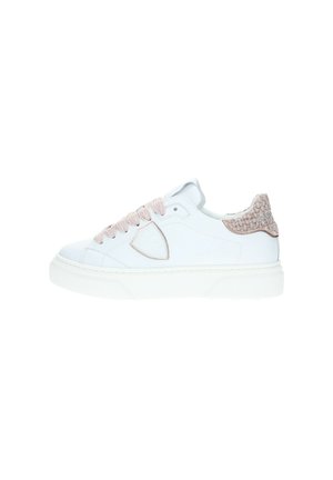 Sneakers bianchi in pelle con punta tonda, lacci intrecciati rosa e un accento beige testurizzato sul tallone, dotati di suola in gomma.