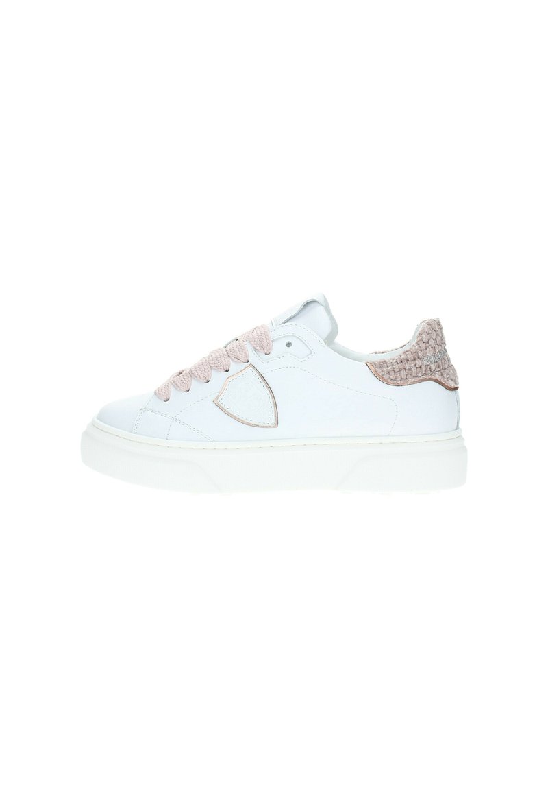Sneakers bianchi in pelle con punta tonda, lacci intrecciati rosa e un accento beige testurizzato sul tallone, dotati di suola in gomma.