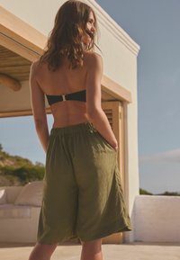 Next BERMUDA TALL - REGULAR FIT - Šortai - khaki green