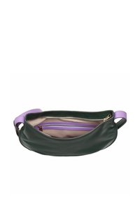 Borsa in pelle verde con forma curvata, dotata di una tracolla lavanda e una tasca interna con zip. Texture morbida, design minimalista.