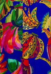 Tessuto blu brillante con motivi di fiori tropicali e foglie colorati, caratterizzato da una fila di piccoli bottoni marroni al centro.