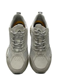 Scarpe da ginnastica grigie chiare con parte superiore in pelle testurizzata e rete, punta rotonda, lacci, dettagli perforati e un branding sottile sul lato.