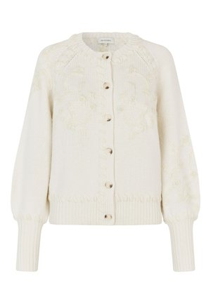 Hvid strikket cardigan med rund hals, frontknapper, ballonærmer og blomsterbroderi detaljer. Ribbet kant med struktur.