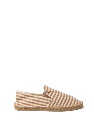 Gestreifte beige-braune Slip-On Espadrille mit Jutesohle und aufgenähten Details vor weißem Hintergrund.