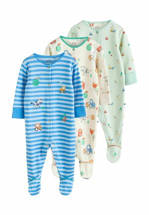 Tres pijamas de bebé: uno a rayas azules con tractores y animales, uno color crema con motivos de granja, y uno a rayas verdes con ilustraciones coloridas.