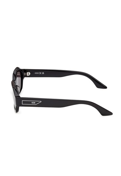 Gafas de sol rectangulares negras con patillas gruesas, con la marca blanca "GCDS" en el lateral y marcas de certificación CE y UK CA en el interior.