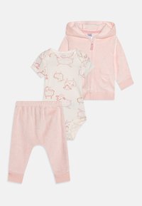 Babykleidungset mit einer weichen, rosa Kapuzenjacke mit Reißverschluss, einem weißen Overall mit hellrosa Schafmustern und passenden rosa Frottee-Hosen.