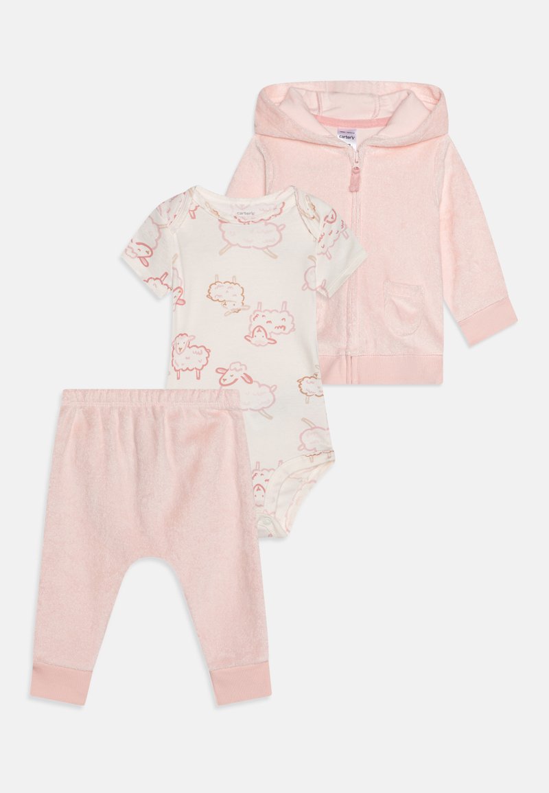 Babykleidungset mit einer weichen, rosa Kapuzenjacke mit Reißverschluss, einem weißen Overall mit hellrosa Schafmustern und passenden rosa Frottee-Hosen.