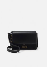 Musta nahkainen olkalaukku, jossa on läppä suljenta, kultasävytteinen logo ja niittikoristelu sivuilla. Varustettu irrotettavalla hihnalla.